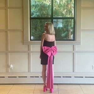 Black strapless dress with pink detachable back bow 🎀 :) size small